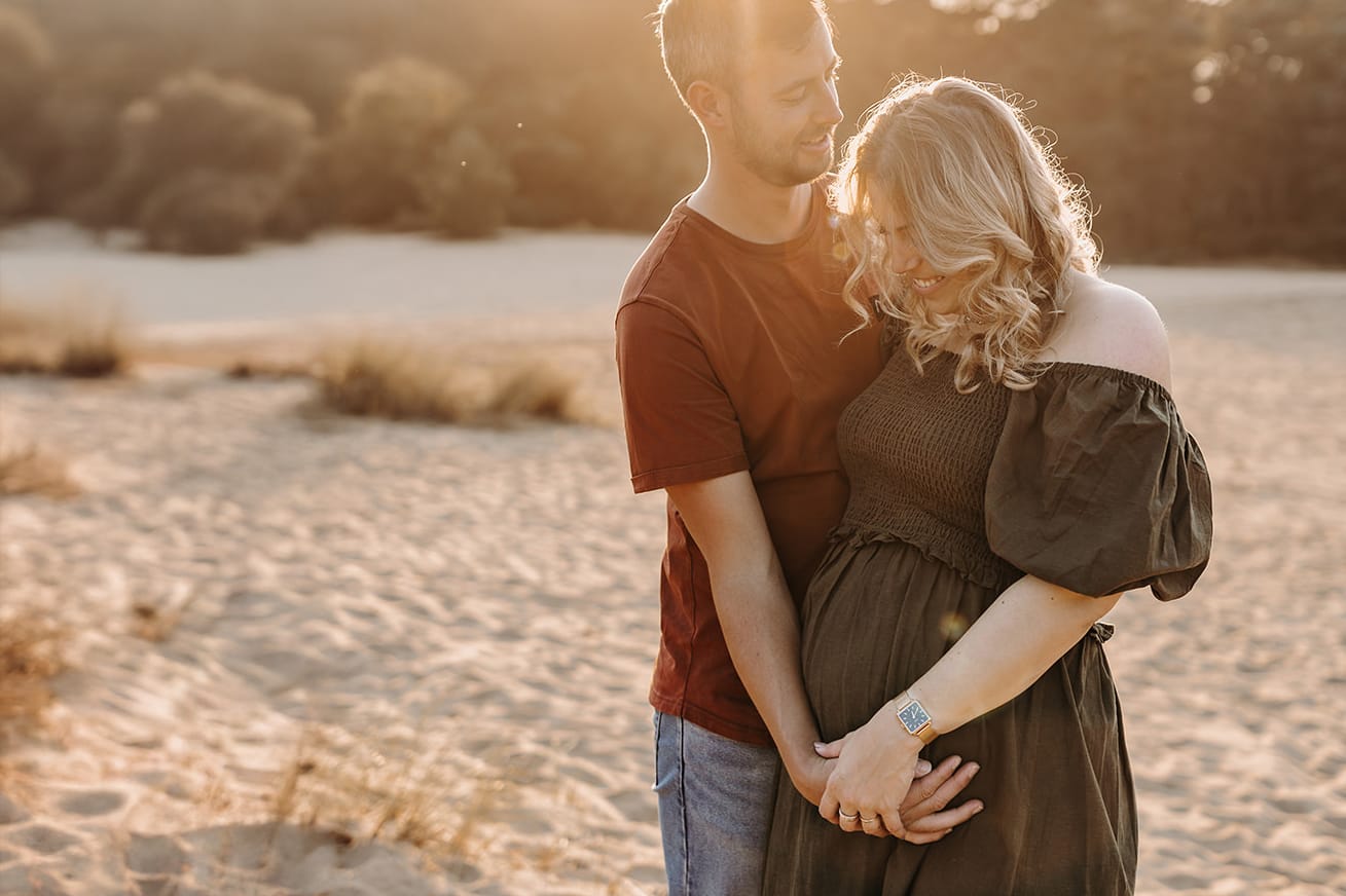 leuke foto's van verliefd koppel tijden een zwangerschapsshoot met partner tijdens golden hour